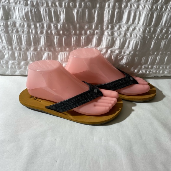 Billabong Woman Size 8 Flipflop. Black and Tan. Good Used Condition Worn Once - Picture 3 of 5